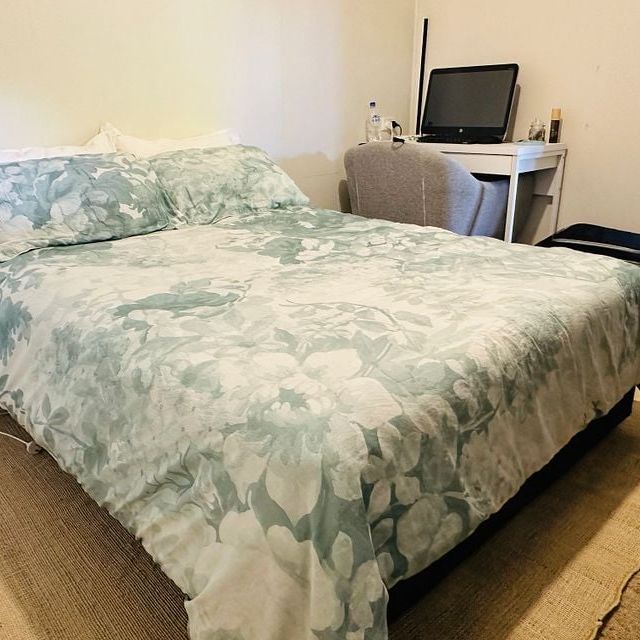Large 1 bedroom flat with a large living room - Photo 1