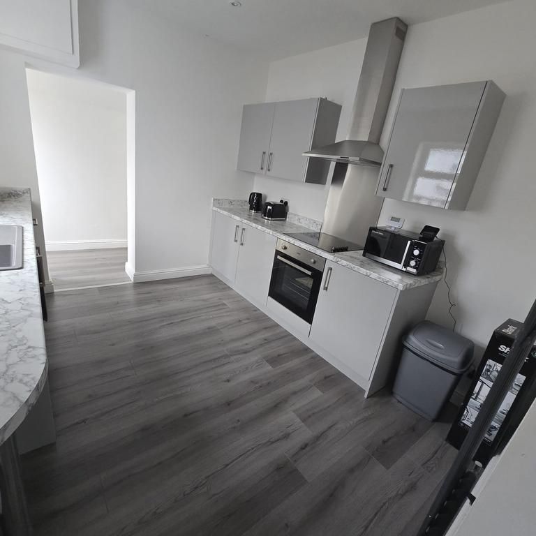 4 bedroom house of multiple occupation to rent - Photo 1