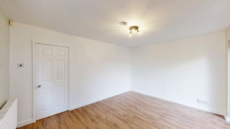 2 bedroom ground floor flat to rent - Photo 3