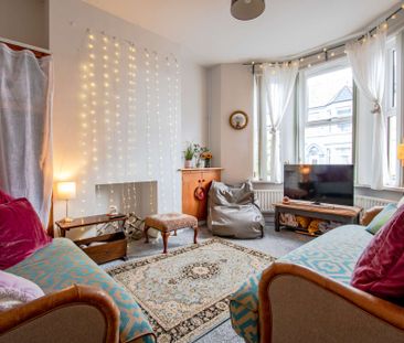 Cosy four bed on Dogfield Street - Photo 1