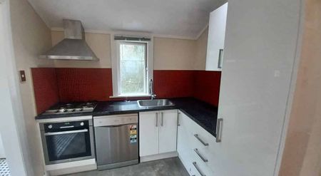 City Fringe Living: Cosy 2-Bedroom Apartment - Photo 2