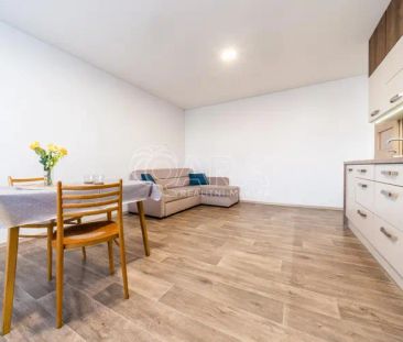 Pronájem slunného bytu s lodžií v žádané lokalitě města. - Photo 6