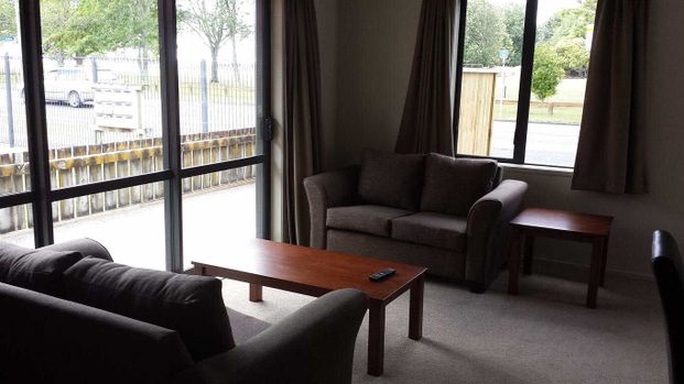 Fully Furnished Brick Townhouse – Walk to University This well-presented brick townhouse is located directly across the road from the university, offering both convenience and comfort. - Photo 1