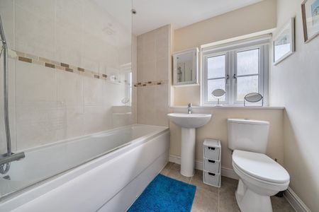 4 bedroom detached house to rent - Photo 4