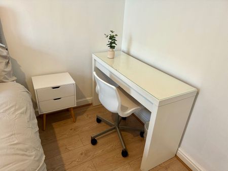 Room in a Shared House, Buckingham Avenue, M6 - Photo 4