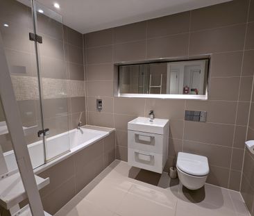 Dockside flat close to Canada Water Station - Photo 5