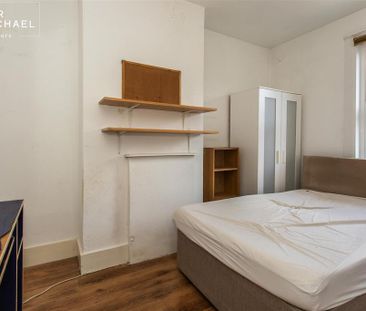 4 bedroom terraced house to rent - Photo 5