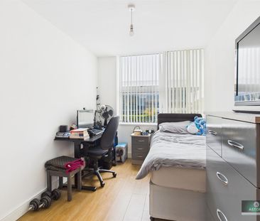 London Road, Lowfield Heath - Photo 3