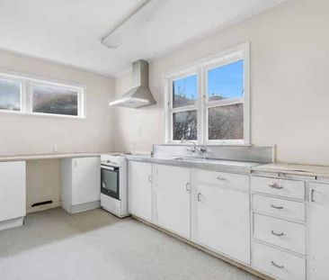 Spacious Family Home in Mount Roskill - Photo 2