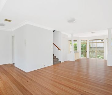 Stylish Townhouse Living in Mosman- Pet friendly - Photo 6