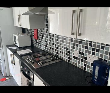 3 Bed Terraced House, Norfolk Road, E6 - Photo 5