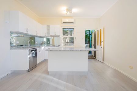 New Renovated 3 Bedroom, only 2.5kms to Merewether Beach! - Photo 4