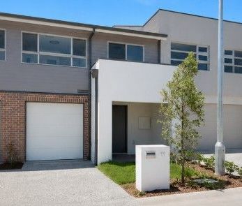 Beautiful Family Home for Rent - includes communal pool - Photo 4