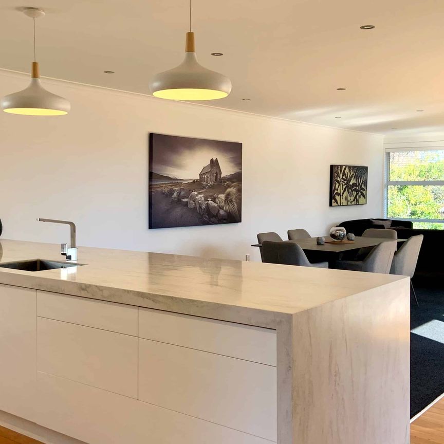 Beautifully renovated fully furnished spacious family home in Prime Location! - Photo 1