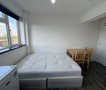 Studio Flat, High Road, IG1 - Photo 1