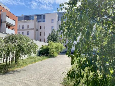 Příjemný byt s parkovacím stáním v Rezidenci Jičínská. - Photo 5