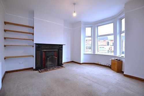 Large 4 bedroom semi detached house - Photo 1