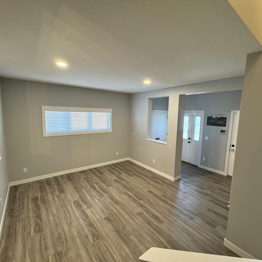 Family Friendly - 3 Bedroom, 1.5 Bath Townhouse in Penhold! - Photo 1