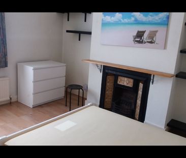 Room in a Shared House, Crewe Place, NW10 - Photo 4