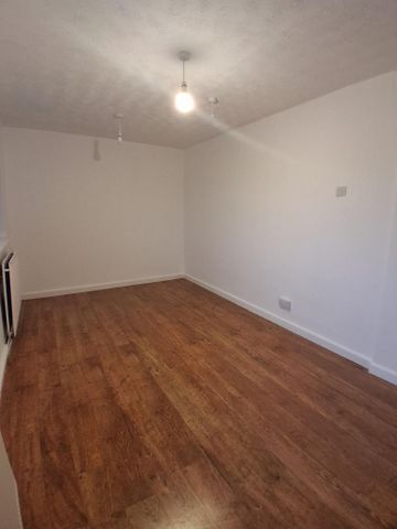 2 bedroom semi-detached house to rent - Photo 3