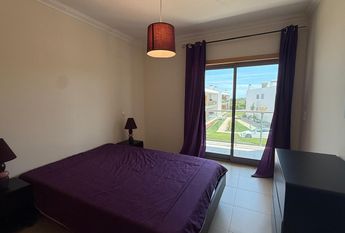 Apartamento T2 bem localizado em condomínio com piscina e garagem privada.