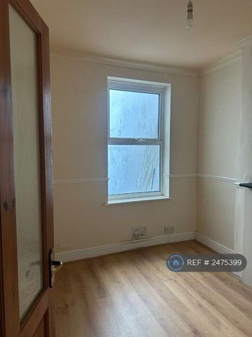 2 bedroom semi-detached house to rent - Photo 3