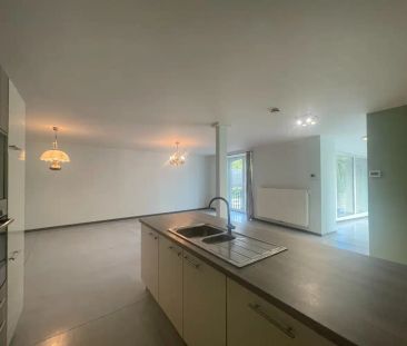 Lichtrijk appartement met balkon in gebouw met lift - Photo 3
