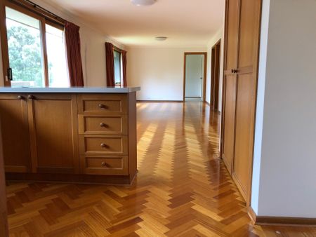 IMPRESSIVE 4 BEDROOM + STUDY FAMILY HOME - SINGLE LEVEL SPACE AND COMFORT - Photo 3