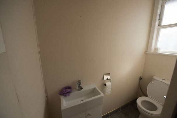 Kingston Gem: Spacious 5-Bedroom Family Home with - Photo 1