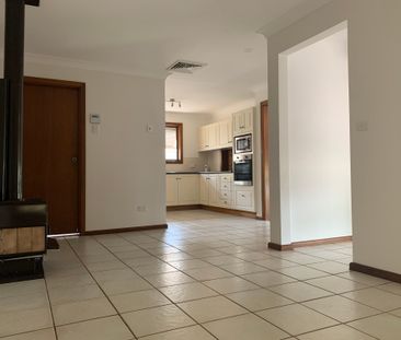 Within walking distance of shops, schools, public transport and parks. - Photo 5