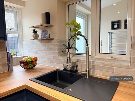 1 bedroom in a house share to rent - Photo 3