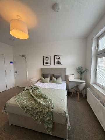 3 bedroom flat to rent - Photo 3