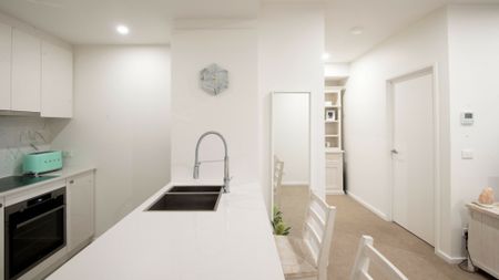 High End in the Heart of Griffith! - Photo 4