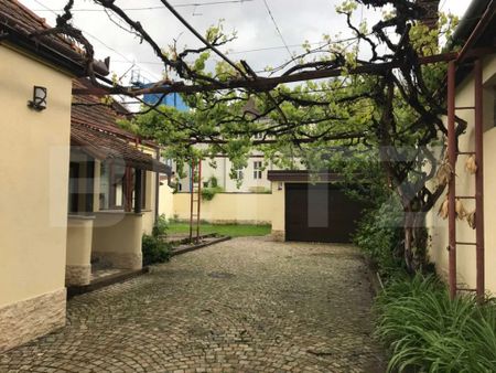 Eleganță și confort: casă renovată 2024 singur în curt - Fotografie 3
