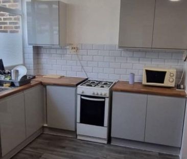 1 bedroom in a flat share to rent - Photo 5