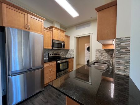 Bright & Modern 2 Bed, 2 Bath Apartment In Hollick Kenyon - Photo 2