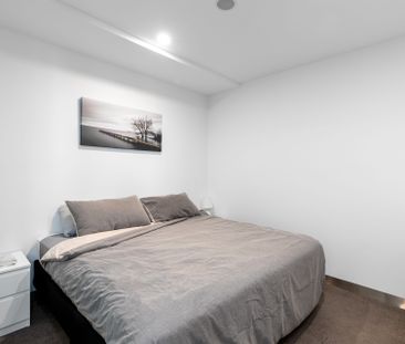 FURNISHED - Right Behind Crown! Immaculate! - Photo 2