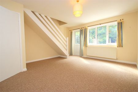 2 bed terraced house to rent in Brambles Farm Drive, Hillingdon, UB10 - Photo 3