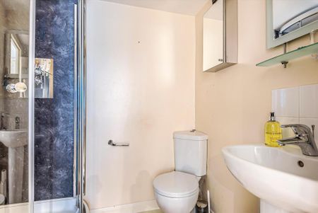 4 bedroom detached house to rent - Photo 3