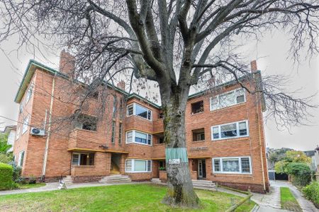 Spacious, Art Deco apartment immersed right in the heart of Camberwell - 6 month lease only on offer. - Photo 3