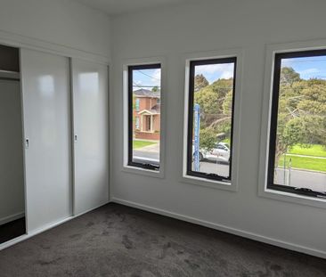 Modern 2-Bedroom Townhouse in Prime Location - Photo 5