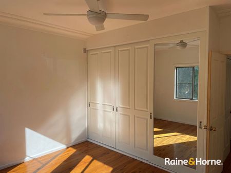 Stylish and Sophisticated - Photo 5