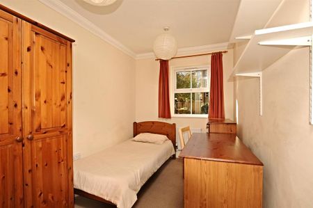 3 bedroom flat to rent - Photo 4