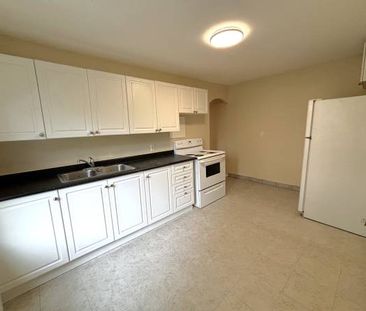 2696 LAKE SHORE BLVD. W. 13 - BRIGHT 2BR/1BATH, LAUNDRY, STEPS TO TTC - Photo 4