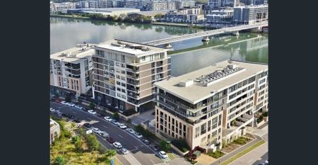 A modern waterfront townhouse with sweeping views and unbeatable convenience - Photo 3