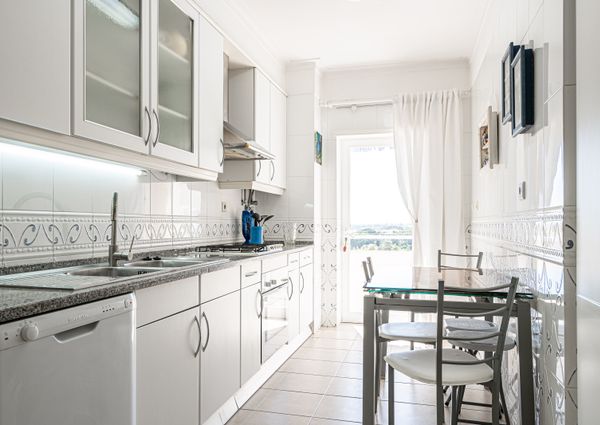 4 BEDROOM FLAT IN SOBREDA - CHARNECA CAPARICA, FULLY FURNISHED AND READY TO MOVE IN