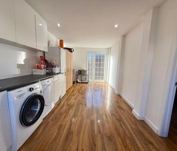 3 Bedroom House - Mid Terrace To Let - Photo 3