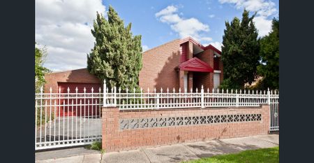 Huge Family Home!! - Photo 3