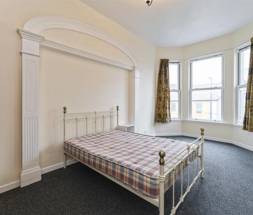 Flat 4, 49 High Street, - Photo 3