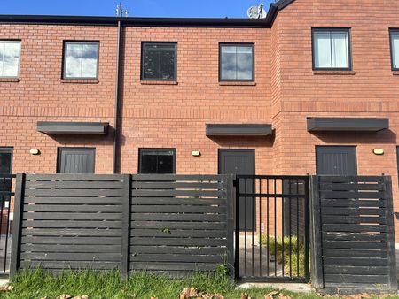 Cozy Two Bedroom Townhouse - Photo 3